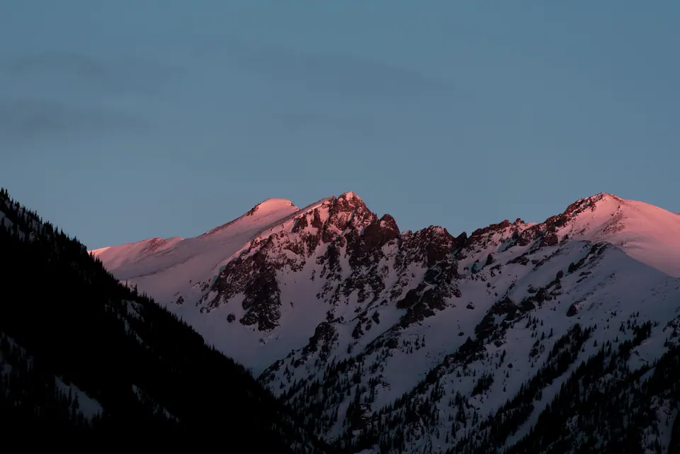 Atardecer sobre las crestas de las montañas de Silverthorne, Colorado